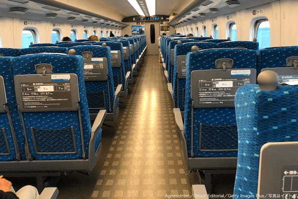 新幹線や飛行機で、トイレに行こうと隣を見たら… 約4割が困った経験「盲点でした」