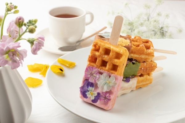 【食べるブーケ?!】京都生まれのワッフルバーが花束に変身!2023年の母の日は、目と舌で楽しむ超華やかブーケワッフルで、お母さんを笑顔に◎4/14(金)〜早割受付開始
