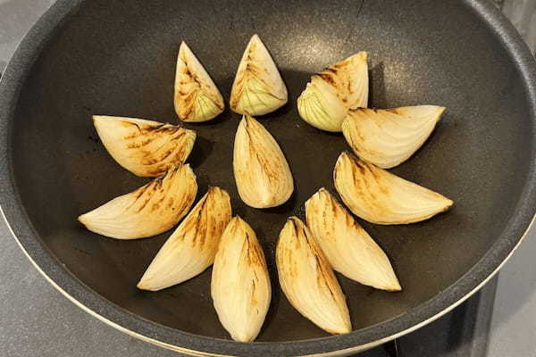 「焼くだけなのに感動」ロバート馬場の“新玉ねぎステーキ”が想像以上のウマさ