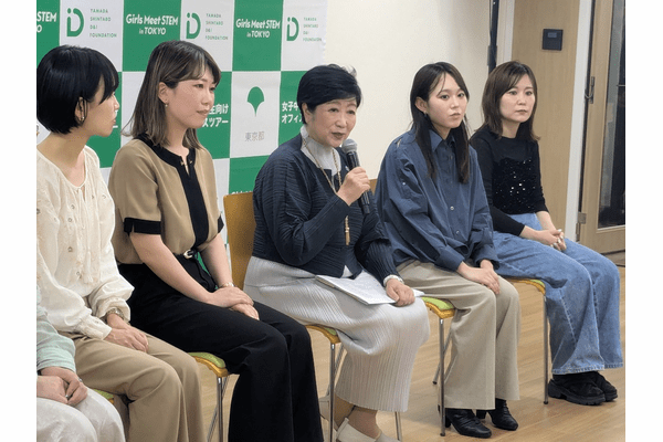 GovTech東京の職員とともに小池百合子知事は品川女子学院高等部の生徒と懇談