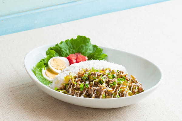 Eggs ’n Thingsから初夏にぴったりなハワイアンメニューが登場！「トロピカルパインパンケーキ」「カルアポークボウル」4月18日（火）～5月22日（月）まで販売