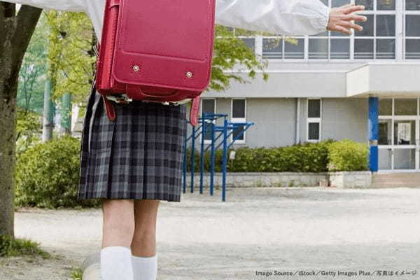 「女子用制服で登校」望む息子を母親は称賛世間からの批判にも負けず