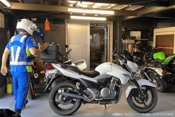 青服・白バイクで道路を見守る男性、その正体にゾッとした　「犯罪では？」と怒りの声続出