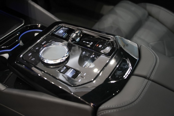 BMWの期間限定ポップアップ・エキシビションで、8世代目に進化を遂げた新型5シリーズを発表