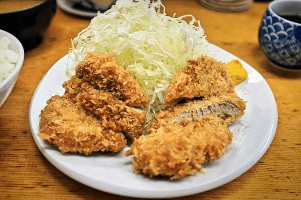 【ロースカツとヒレカツの違い】食感やカロリーは？迷った時はどっちを頼むべき？