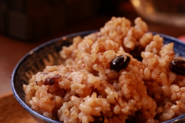 祝いの席で出される「赤飯」。なぜお祝いの料理なの?小豆ではなく甘納豆を使う地域もあるって本当?