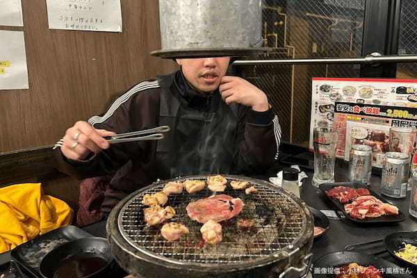 焼肉食べていた知人が突如豹変、その姿に目を疑う　「完全にジャミロクワイ」と話題に…