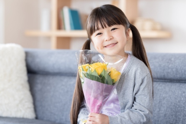 【大宮】サクラ満開のアフタヌーンティー&パフェで、卒業&進級のお祝いを!「春休み学割プラン」~3月中のご来店で”ミニ花束”プレゼント~
