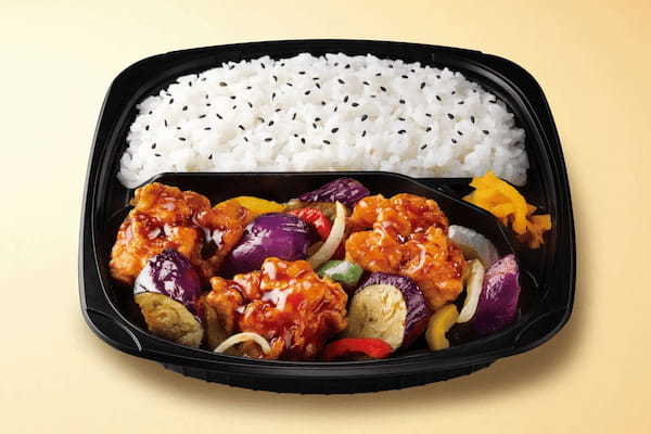【こだわりの黒酢あん】「鶏となすの黒酢あん弁当」が期間限定で登場！