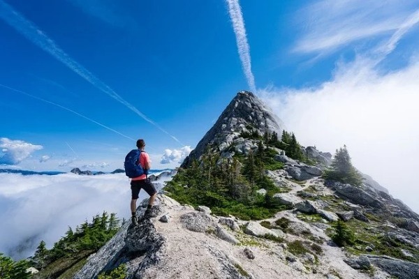 【初心者向け】夏登山の服装ガイド。ウェア選びの基本知識や快適素材もご紹介！