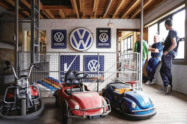 潜入! 極上の空冷VWや、ダックスやモンキーなど小さなお宝たちがズラリと並ぶ、長閑なベルギーの田舎町に佇むVWカークラブの秘蔵ガレージ。【ガレージライフ】