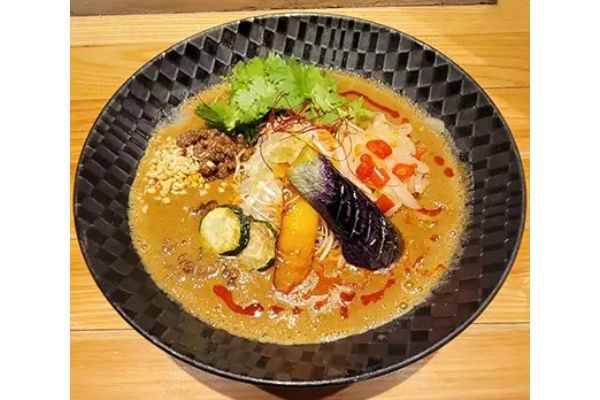 「四川担々麺 どういうわけで、」で「カレー担々麺～たっぷりな野菜なわけで、～」を販売、肌寒い季節にピッタリ！