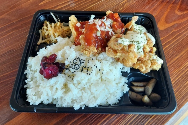 【菊池市】ウシドリのお弁当はからあげ、チキン南蛮、それにあか牛まで入ったまさに牛鶏三昧！