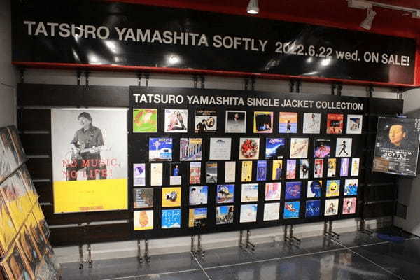 <最新アルバム「SOFTLY」発売記念>タワレコ渋谷店に山下達郎さん訪店、直筆サイン展示中!