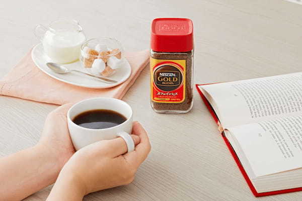 上質な香りとマイルドな味わいはそのままに、カフェインを97%カット「ネスカフェ ゴールドブレンド カフェインレス」から、14本入りのスティック ブラック、3月1日(水)新発売