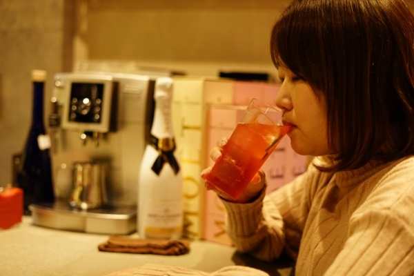 バーで「あちらのお客様からです」ってお酒を渡せば恋は生まれるのか