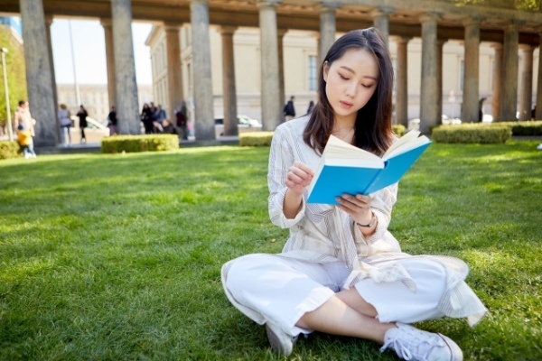 【読めたらスゴイ！】「胡坐」って何のこと？ヒントは座り方！？この漢字、あなたは読めますか？