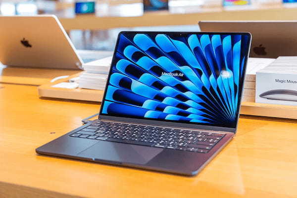 新型MacBook Airは進化少なめ…? あえて“型落ち”を選んで、差額でAirPodsを買うのもアリかもよ