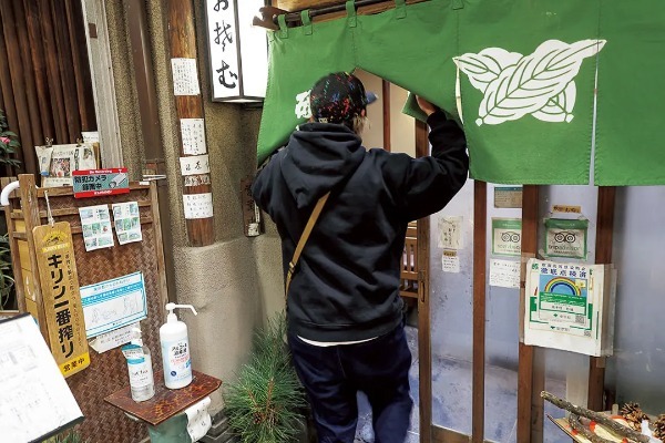 江戸の老舗「砂場総本家」で昼呑み 蕎麦に精通する先輩に学ぶ 粋な“蕎麦屋呑み”の流儀