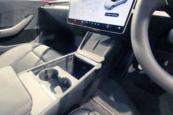 話題のテスラ 「新型モデル3」見てきたぞ! イケメンすぎるルックスにウインカーレバーがない?