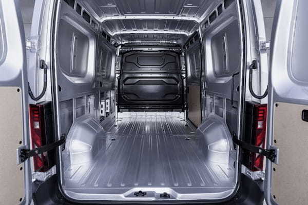 日産が新世代大型バンの新型インタースターを欧州で発表