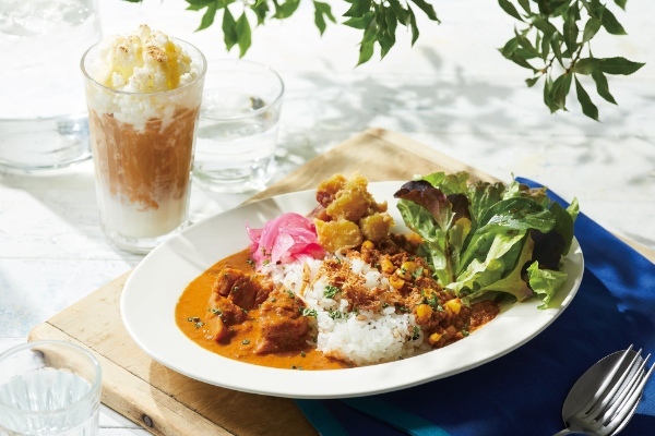 【Afternoon Tea】ひと皿で2度おいしい、あいがけカレーが新登場！白桃、さくらんぼをテーマにした夏限定スイーツ2種も発売