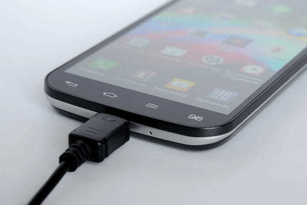 スマホが熱くなるのはなぜ?温度の調べ方や正しい冷却方法をご紹介!