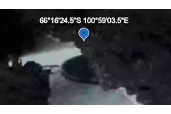 南極の氷下に眠る“宇宙人の基地”!?Googleマップが捉えた謎の円盤の正体とはの画像1