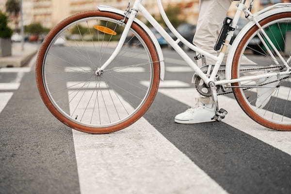 「これって違反?」横断歩道で自転車が“アレ”をしていたら車は絶対止まるべき!