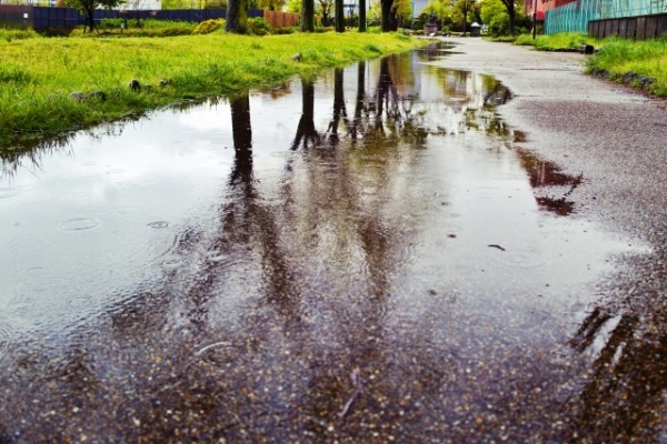 雨の日のランニング方法！おすすめの服装&装備や転倒の注意点について解説！