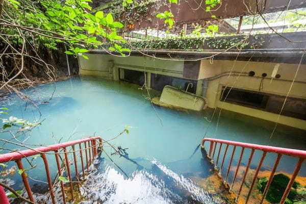 廃墟になった後も温泉が湧き続け温泉に飲まれた旅館がなんだか幻想的