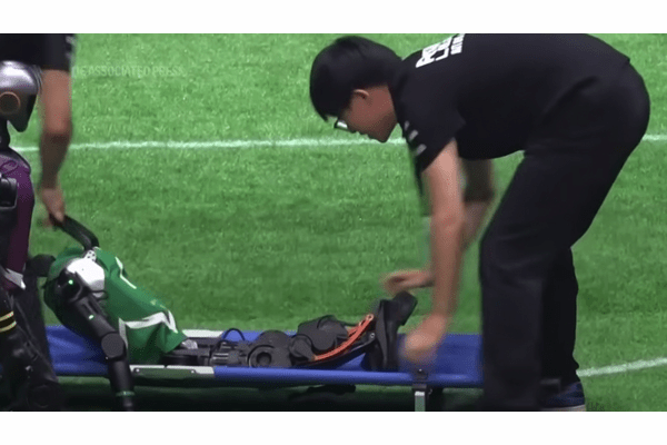 「痛いフリ」はしないが、よく転ぶ！人間よりフェアで面白い（？）ロボットサッカーが爆誕の画像2