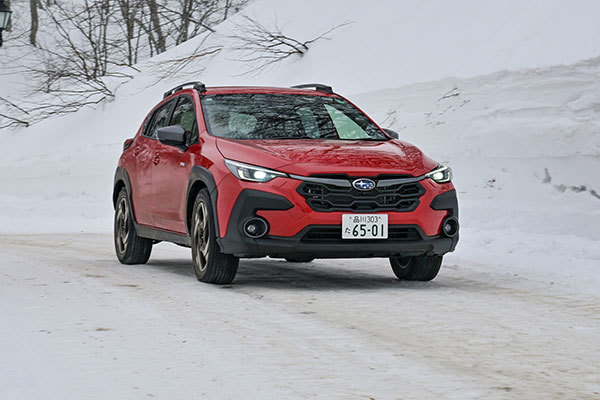 SUBARU 力強いストロングハイブリッドのクロストレックと上質なレイバックで雪上ドライブ【試乗記】