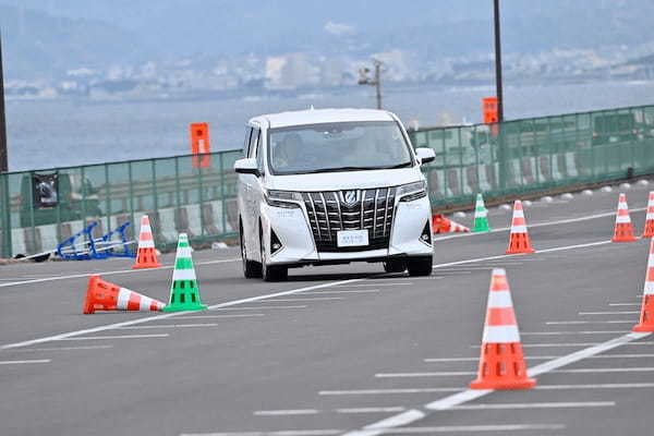 ブリヂストン　ENLITEN技術で常識を変え進化するレグノ　GR-XⅢ Type RVテスト試乗【試乗記】