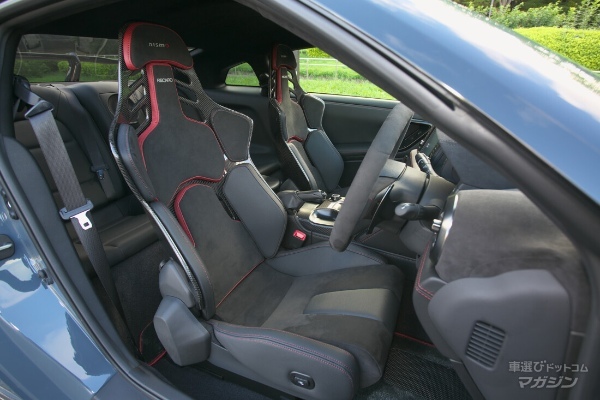 レーシングカーからのフィードバック多め。GT-R NISMOのインテリア