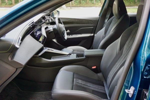 【試乗記】クルマの新しい価値をカタチでも表現している新型プジョー408 GT HYBRID