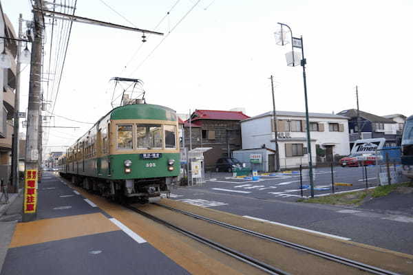 目の前にひろがる海とレトロ電車！鎌倉絶景さんぽ