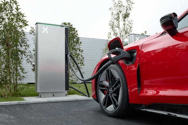 業界初導入! アウディ、パワーエックス社の蓄電池型超急速EV充電器を「アウディ八王子」に設置