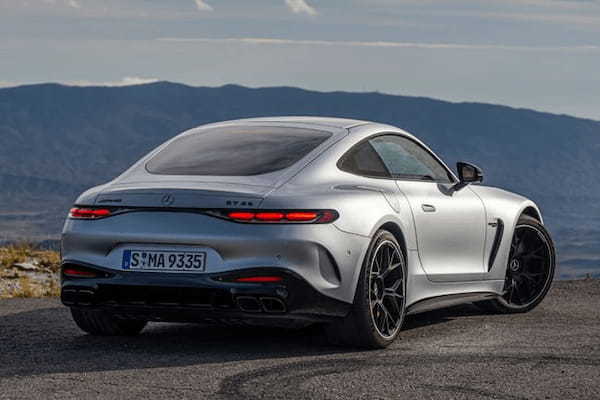 2+2仕様を新設定した新型メルセデスAMG GTクーペが日本デビュー