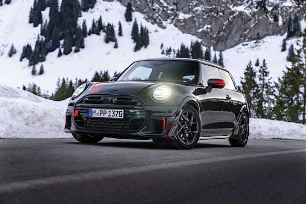 雪上氷上でアドレナリン全開！ ｢MINI JCW｣と純正アクセサリーの最高のパフォーマンス