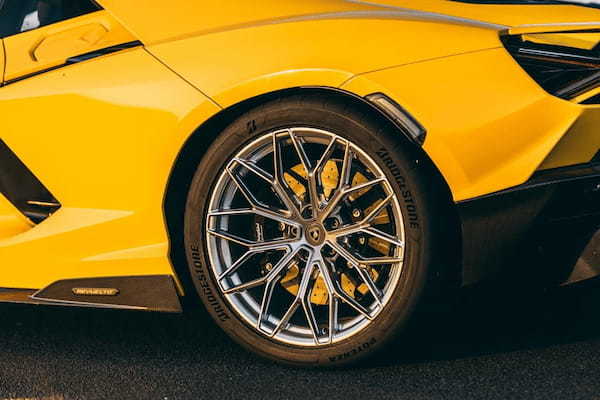 ｢ランボルギーニ･レヴェルト｣､風光明媚なイタリアの公道と有名サーキットでの走りを支えるのはブリヂストンタイヤ！