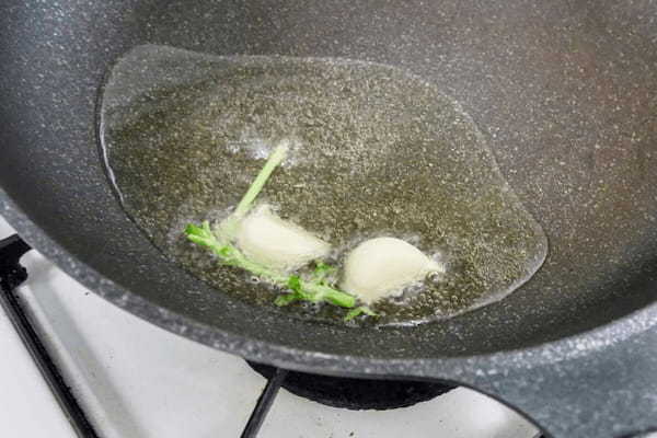 トマト缶は“潰さない”で劇的にウマくなる 一流シェフの作り方が目からウロコ
