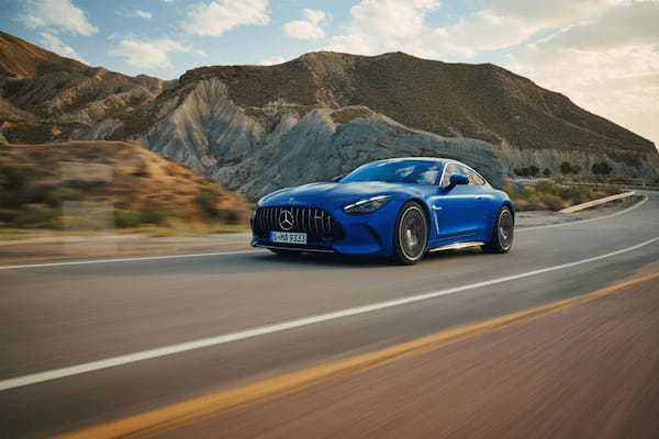 エクステリアのデザインをリフレッシュ!完全独自開発によるスポーツカーの新型「メルセデスAMG GTクーペ」が発表!