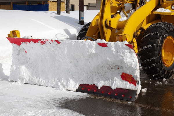 「雪には車をぶつけろ!」海外で見られるユニークな除雪方法3選