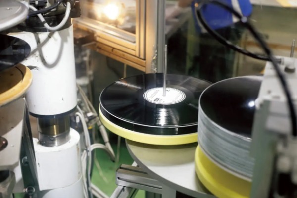 一貫生産で高音質! ソニーミュージックのレコード工場に潜入!