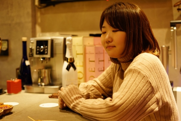 バーで「あちらのお客様からです」ってお酒を渡せば恋は生まれるのか