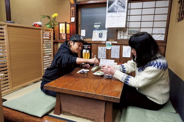 江戸の老舗「砂場総本家」で昼呑み 蕎麦に精通する先輩に学ぶ 粋な“蕎麦屋呑み”の流儀