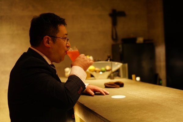 バーで「あちらのお客様からです」ってお酒を渡せば恋は生まれるのか