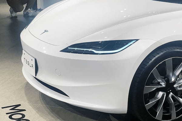 話題のテスラ 「新型モデル3」見てきたぞ! イケメンすぎるルックスにウインカーレバーがない?