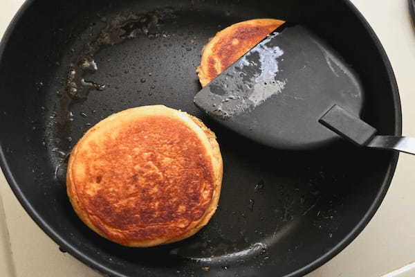 フライパンで一瞬で作れるホットサンド　バターロールってこんな食べ方ができるんだ…